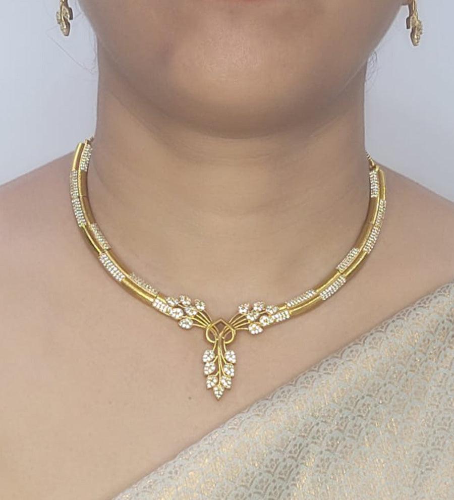 Elegant Gold and Diamond Necklace with a Delicate Floral Design